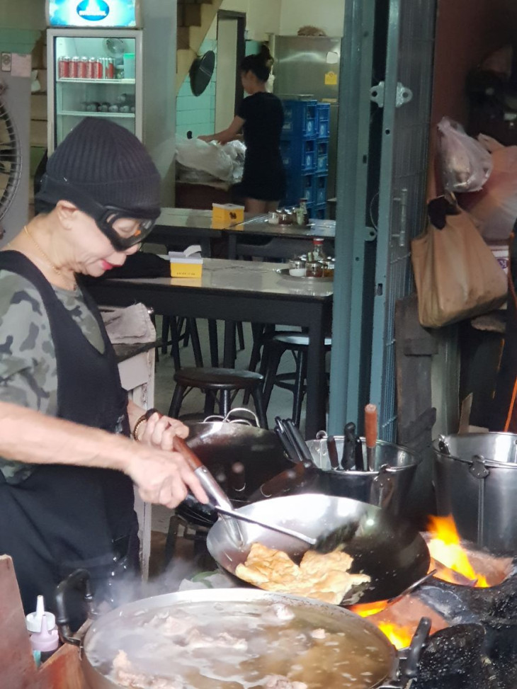 Igen, ez egy Michelin csillagos street food kajálda, amit egy 72 éves néni visz