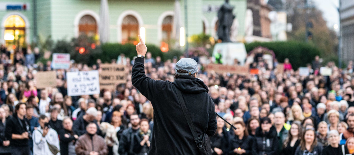 Rengetegen t&uuml;ntettek Kaposv&aacute;ron p&eacute;nteken a pedag&oacute;gusok&eacute;rt - GAL&Eacute;RIA