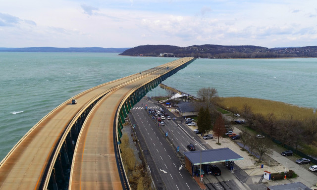 A tervek m&aacute;r k&eacute;szek, csak el kell d&ouml;nteni: h&iacute;d vagy alag&uacute;t legyen a Balatonon?