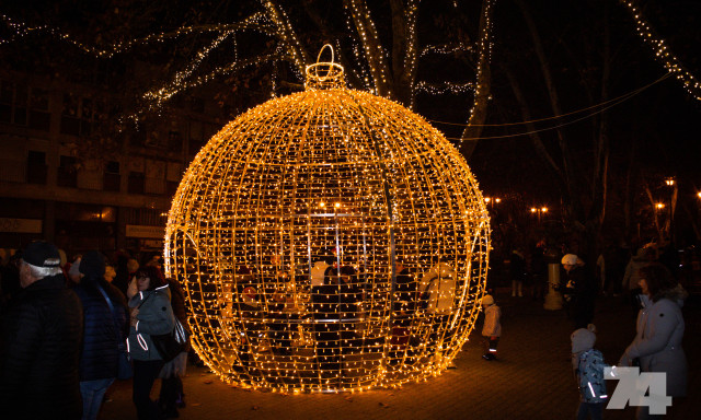 Felgy&uacute;ltak az adventi f&eacute;nyek Kaposv&aacute;ron - GAL&Eacute;RIA