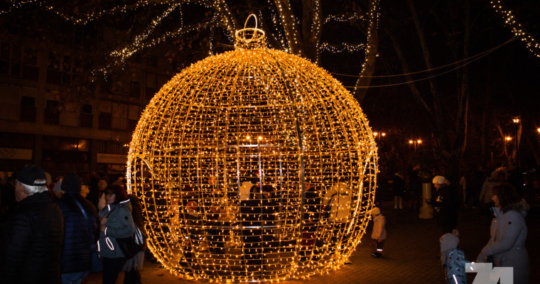 Felgy&uacute;ltak az adventi f&eacute;nyek Kaposv&aacute;ron - GAL&Eacute;RIA