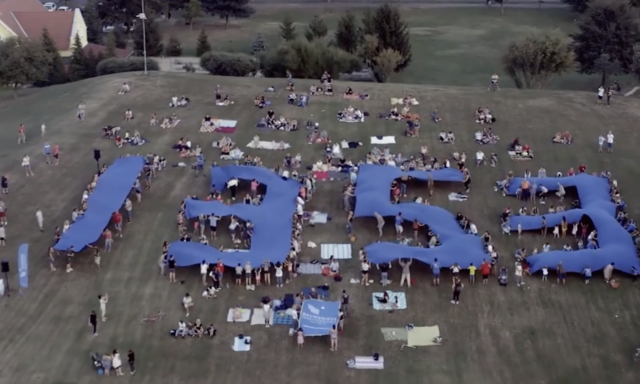 A kaposv&aacute;ri j&oacute;t&eacute;konys&aacute;gi napon k&eacute;sz&uuml;lt vide&oacute; seg&iacute;ts&eacute;g&eacute;vel is gyűjtenek a gyerekeknek