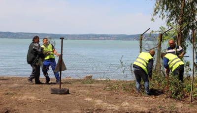 Elbontott&aacute;k a ker&iacute;t&eacute;st a si&oacute;foki ez&uuml;stparton