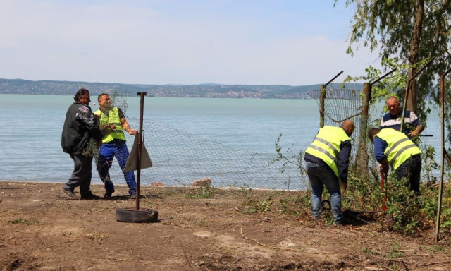 Elbontott&aacute;k a ker&iacute;t&eacute;st a si&oacute;foki ez&uuml;stparton