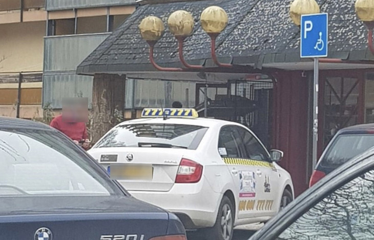 Tudtad-e? A mozgássérült parkolóhely még a taxisnak is tilos!