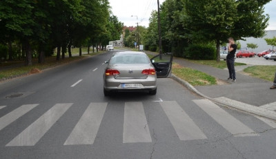 A zebr&aacute;n &uuml;t&ouml;tt el k&eacute;t kisgyermeket a Volkswagen sofőrje