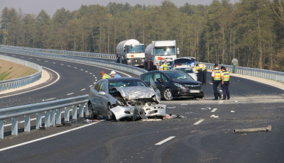 Ripity&aacute;ra t&ouml;rt aut&oacute;k &eacute;s h&eacute;t s&eacute;r&uuml;lt - Vide&oacute; &eacute;s k&eacute;pek a reggeli R67-es balesetről