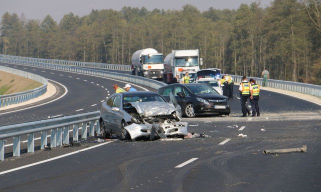 Ripity&aacute;ra t&ouml;rt aut&oacute;k &eacute;s h&eacute;t s&eacute;r&uuml;lt - Vide&oacute; &eacute;s k&eacute;pek a reggeli R67-es balesetről