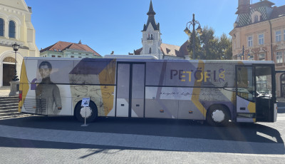 Meg&eacute;rkezett a Petőfi busz Kaposv&aacute;rra