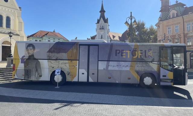 Meg&eacute;rkezett a Petőfi busz Kaposv&aacute;rra