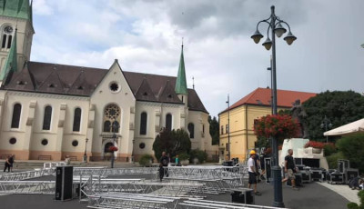 Zajlik a mel&oacute; a Kossuth t&eacute;ren, m&aacute;r csak egyet kell aludni &eacute;s sz&iacute;npadra &aacute;ll a Boney M!