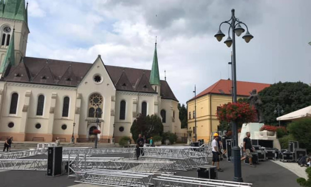 Zajlik a mel&oacute; a Kossuth t&eacute;ren, m&aacute;r csak egyet kell aludni &eacute;s sz&iacute;npadra &aacute;ll a Boney M!