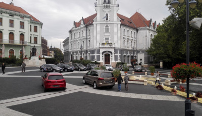 Senki nem sz&oacute;lt nekik, hogy a Kossuth t&eacute;r nem parkol&oacute;?