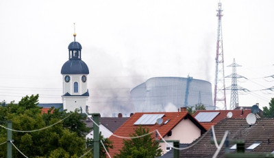 Vide&oacute;ra vett&eacute;k, ahogy felrobbannak egy n&eacute;met atomerőmű hűtőtornyai