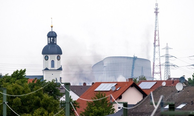 Vide&oacute;ra vett&eacute;k, ahogy felrobbannak egy n&eacute;met atomerőmű hűtőtornyai