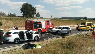 &Ouml;sszesen heten, k&ouml;zt&uuml;k h&aacute;rom gyermek s&eacute;r&uuml;lt meg a 67-esen t&ouml;rt&eacute;nt balesetben