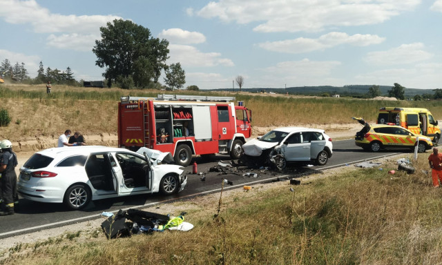 &Ouml;sszesen heten, k&ouml;zt&uuml;k h&aacute;rom gyermek s&eacute;r&uuml;lt meg a 67-esen t&ouml;rt&eacute;nt balesetben