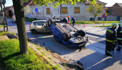 Fejre &aacute;llt egy aut&oacute; a Damjanich utc&aacute;ban