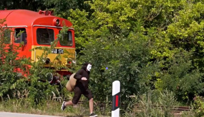 A mai nap hőse a csig&aacute;nak &ouml;lt&ouml;z&ouml;tt sr&aacute;c, aki lefutotta a M&Aacute;V egyik vonat&aacute;t