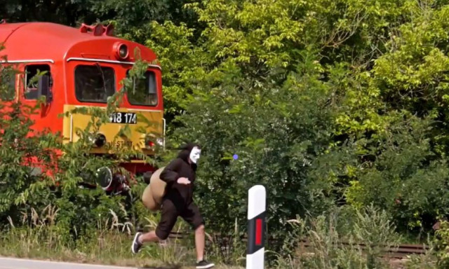 A mai nap hőse a csig&aacute;nak &ouml;lt&ouml;z&ouml;tt sr&aacute;c, aki lefutotta a M&Aacute;V egyik vonat&aacute;t