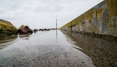 Vesz&eacute;lyben a d&eacute;li parti telep&uuml;l&eacute;sek, ereszteni kellett a Balatonb&oacute;l