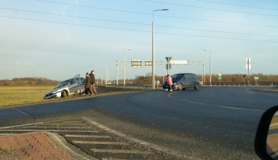 K&eacute;t aut&oacute; &uuml;tk&ouml;z&ouml;tt Kaposf&uuml;red hat&aacute;r&aacute;ban - Az egyik az &aacute;rokban k&ouml;t&ouml;tt ki