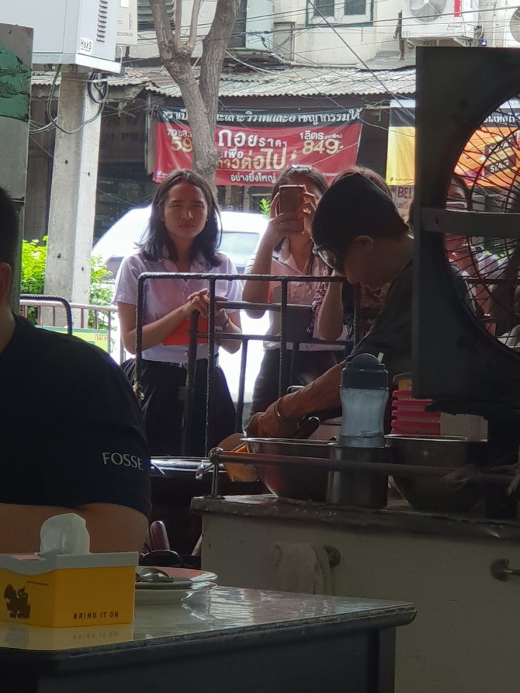 Igen, ez egy Michelin csillagos street food kajálda, amit egy 72 éves néni visz