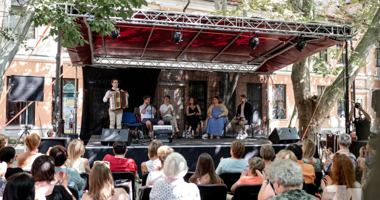 Jav&aacute;ban p&ouml;r&ouml;g a Kaposfest, harmonikasz&oacute; dobta fel az Eur&oacute;pa Parkot - GAL&Eacute;RIA