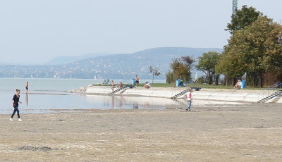 Megd&ouml;bbentő k&eacute;pek Balatonbogl&aacute;rr&oacute;l: Az &eacute;v, amikor majdnem kisz&aacute;radt a Balaton