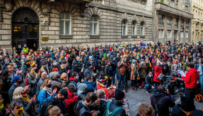 Szigor&iacute;t&aacute;s: M&aacute;t&oacute;l maszkot kell viselni a szabadt&eacute;ri rendezv&eacute;nyeken