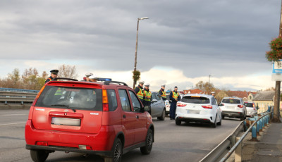 37 csekket osztottak ki a rendőr&ouml;k Kaposv&aacute;ron a cs&uuml;t&ouml;rt&ouml;ki razzia sor&aacute;n