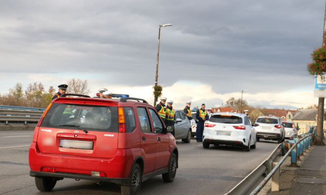 37 csekket osztottak ki a rendőr&ouml;k Kaposv&aacute;ron a cs&uuml;t&ouml;rt&ouml;ki razzia sor&aacute;n