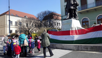 Kitettek maguk&eacute;rt a kicsik - Szebbn&eacute;l szebb &uuml;nnepi alkot&aacute;sokat lenget a m&aacute;rciusi sz&eacute;l