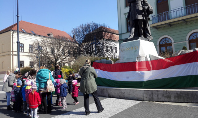 Kitettek maguk&eacute;rt a kicsik - Szebbn&eacute;l szebb &uuml;nnepi alkot&aacute;sokat lenget a m&aacute;rciusi sz&eacute;l