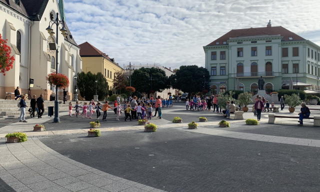 A Zene Vil&aacute;gnapj&aacute;t &uuml;nneplő gyerekektől volt hangos a Kossuth t&eacute;r