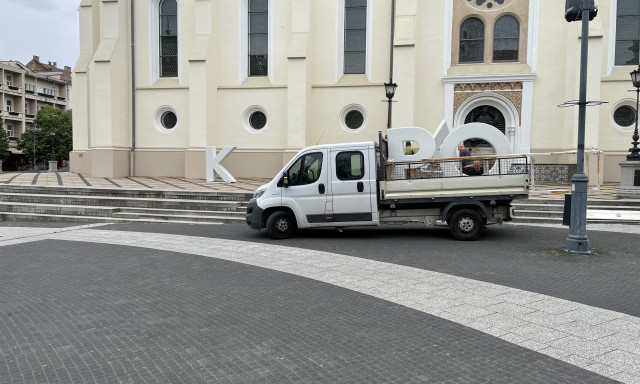 Előker&uuml;lt &uacute;jra a Kaposv&aacute;r felirat, csinos&iacute;tj&aacute;k a v&aacute;rost a ker&eacute;kp&aacute;rversenyre