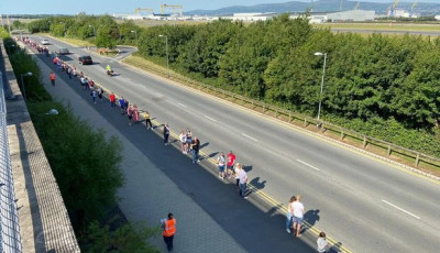 Vajon melyik &uuml;zlet előtt &aacute;llt 8 kilom&eacute;teres sor a korl&aacute;toz&aacute;sok felold&aacute;sa ut&aacute;ni első napon a britekn&eacute;l?