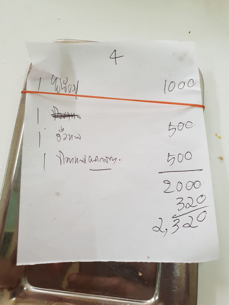 Igen, ez egy Michelin csillagos street food kajálda, amit egy 72 éves néni visz