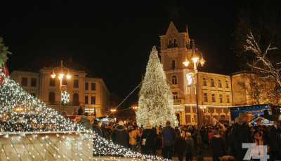 Felgy&uacute;ltak a belv&aacute;ros f&eacute;nyei - Kezdet&eacute;t vette az adventi kavalk&aacute;d - GAL&Eacute;RIA