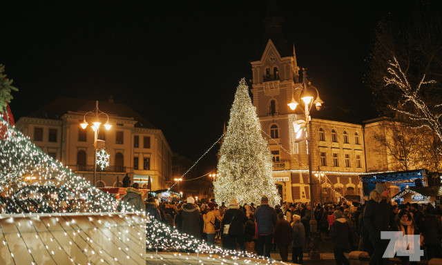 Felgy&uacute;ltak a belv&aacute;ros f&eacute;nyei - Kezdet&eacute;t vette az adventi kavalk&aacute;d - GAL&Eacute;RIA