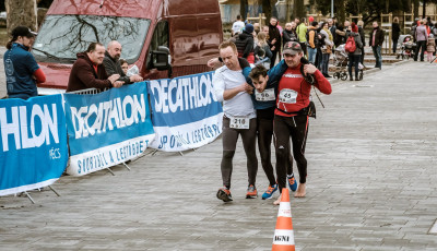 V&aacute;llukon seg&iacute;tett&eacute;k a c&eacute;lba t&aacute;rsai a bajba jutott fut&oacute;t