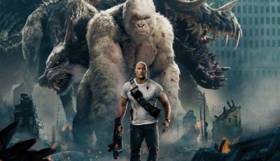 Dwayne Johnson ez&uacute;ttal egy gorill&aacute;val az oldal&aacute;n veri sz&eacute;t f&eacute;l Amerik&aacute;t