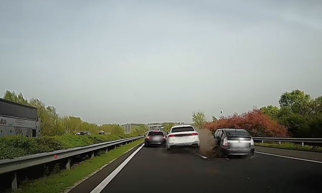 &Iacute;gy sz&aacute;llt bele az &aacute;ll&oacute; kocsisorba az Audi h&eacute;tfőn az M7-esen - VIDE&Oacute;