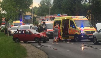 Front&aacute;lis karambol a Guba S&aacute;ndor utc&aacute;ban! - Teljes &uacute;tz&aacute;r, mentők, tűzolt&oacute;k a helysz&iacute;nen