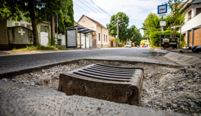 A F&uuml;redi &uacute;ton is megkezdik a hull&aacute;mvas&uacute;t-mentes&iacute;t&eacute;st - A n&eacute;gys&aacute;vos utakon folytat&oacute;dik az aknafedlap-kiemel&eacute;si program