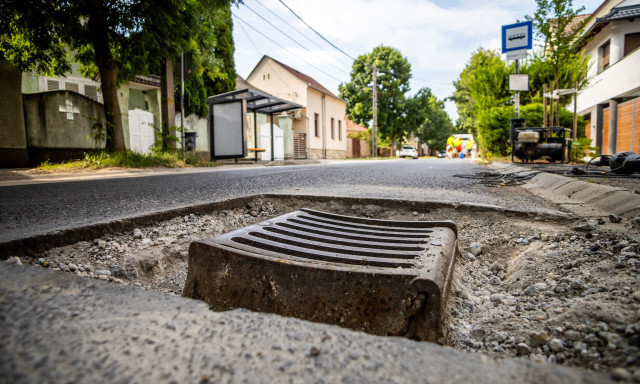 A F&uuml;redi &uacute;ton is megkezdik a hull&aacute;mvas&uacute;t-mentes&iacute;t&eacute;st - A n&eacute;gys&aacute;vos utakon folytat&oacute;dik az aknafedlap-kiemel&eacute;si program