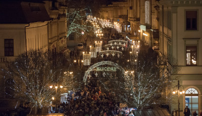 Felgy&uacute;lt az első adventi gyertya a Kossuth t&eacute;ren, f&eacute;nybe &ouml;lt&ouml;z&ouml;tt a belv&aacute;ros - HANGULATK&Eacute;PEK