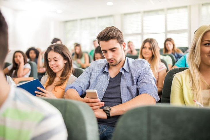 Ez lenne a megoldás? Jutalom jár a diákoknak, ha nem használják órán mobiljukat